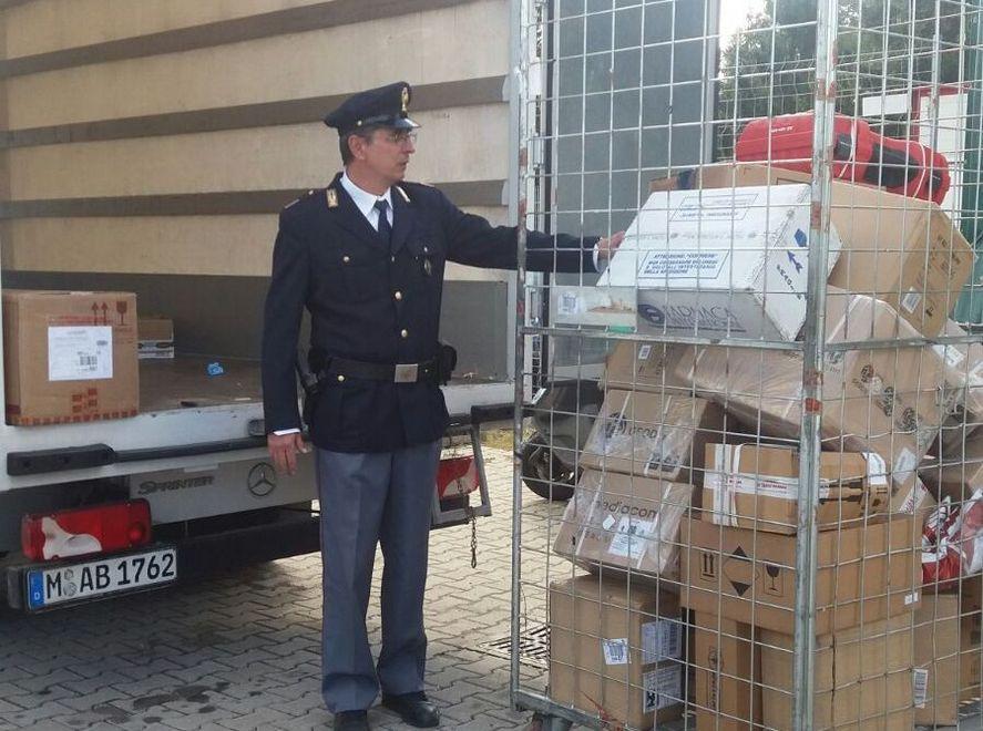 Nel camion pieno di refurtiva attrezzatura edile e computer 