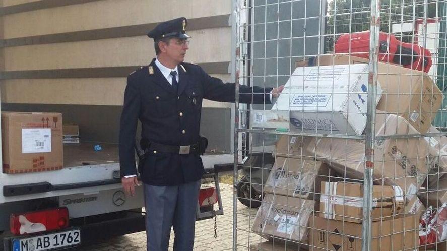 Nel camion pieno di refurtiva attrezzatura edile e computer