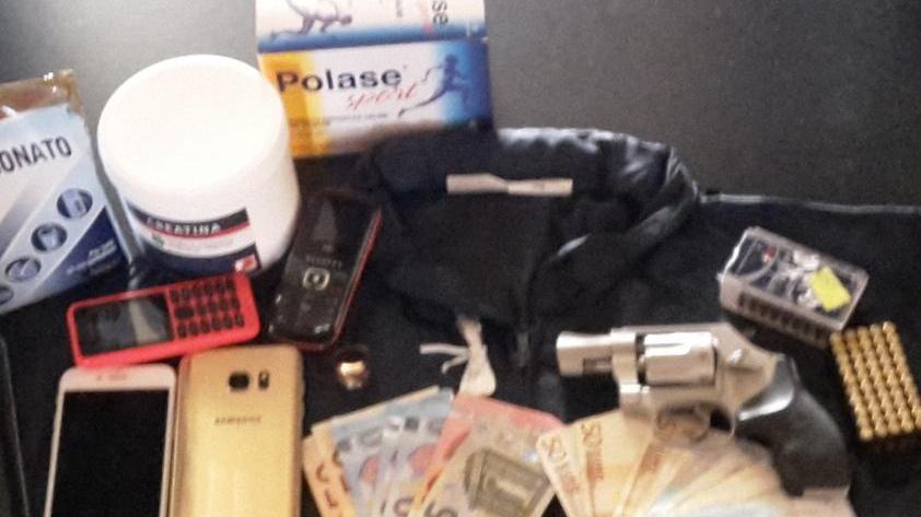 Pedinano uno spacciatore trovano pistola e proiettili