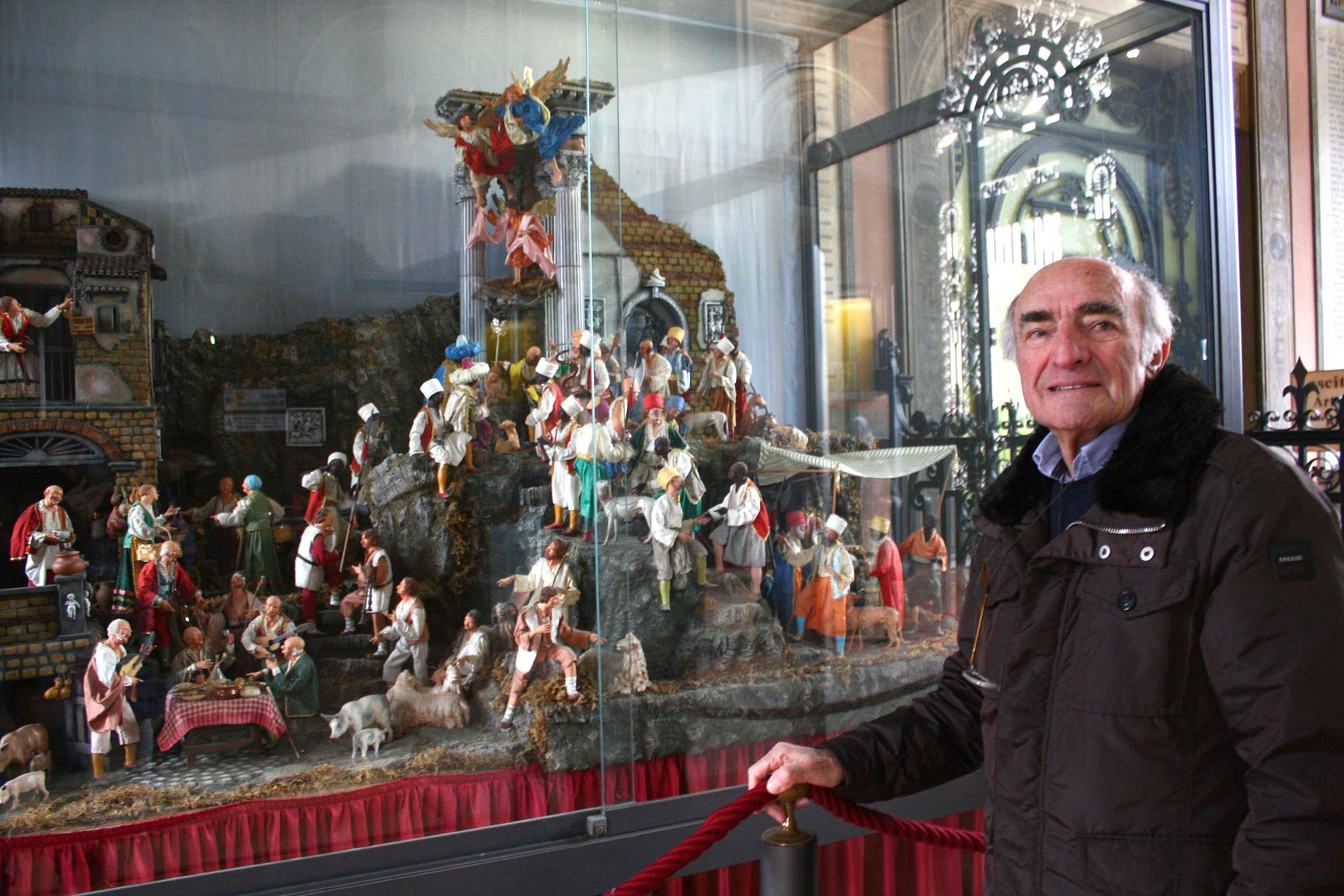Il gallerista Renzo Melotti davanti al presepe napoletano che ha donato alla diocesi