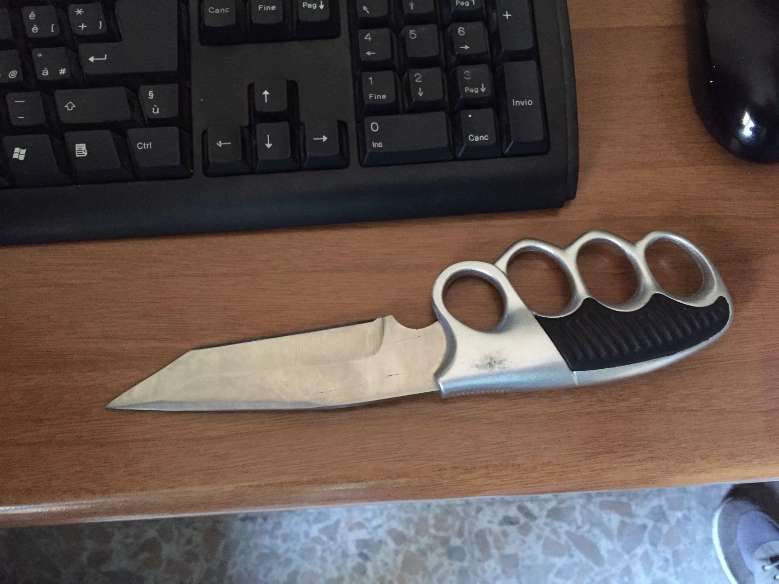 Al controllo spunta il coltello, poi il tentativo di fuga: arrestata