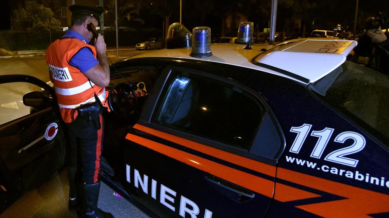 Volano pugni e colpi di bottiglia: la rissa davanti al pub finisce in ospedale