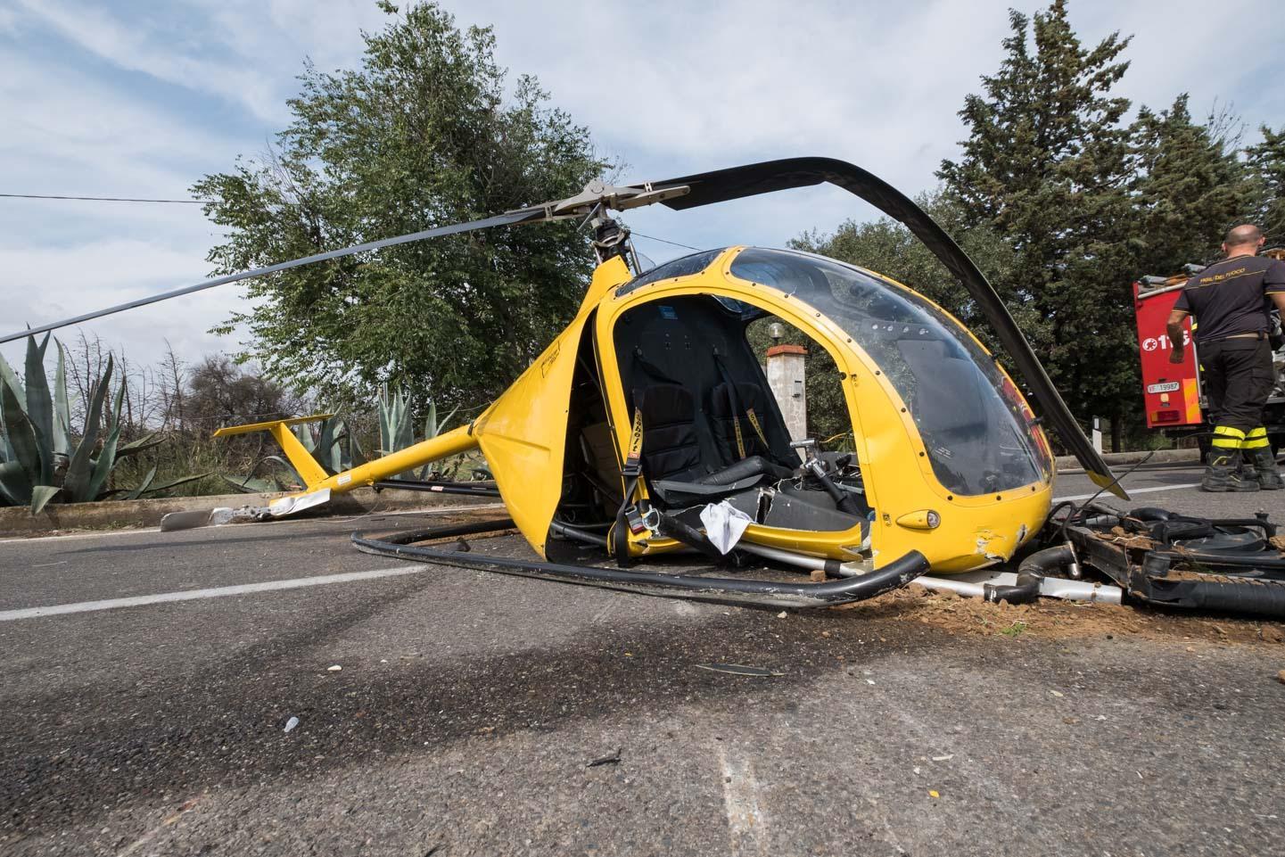 Elicottero ultraleggero caduto su un'automobile, morto il pilota