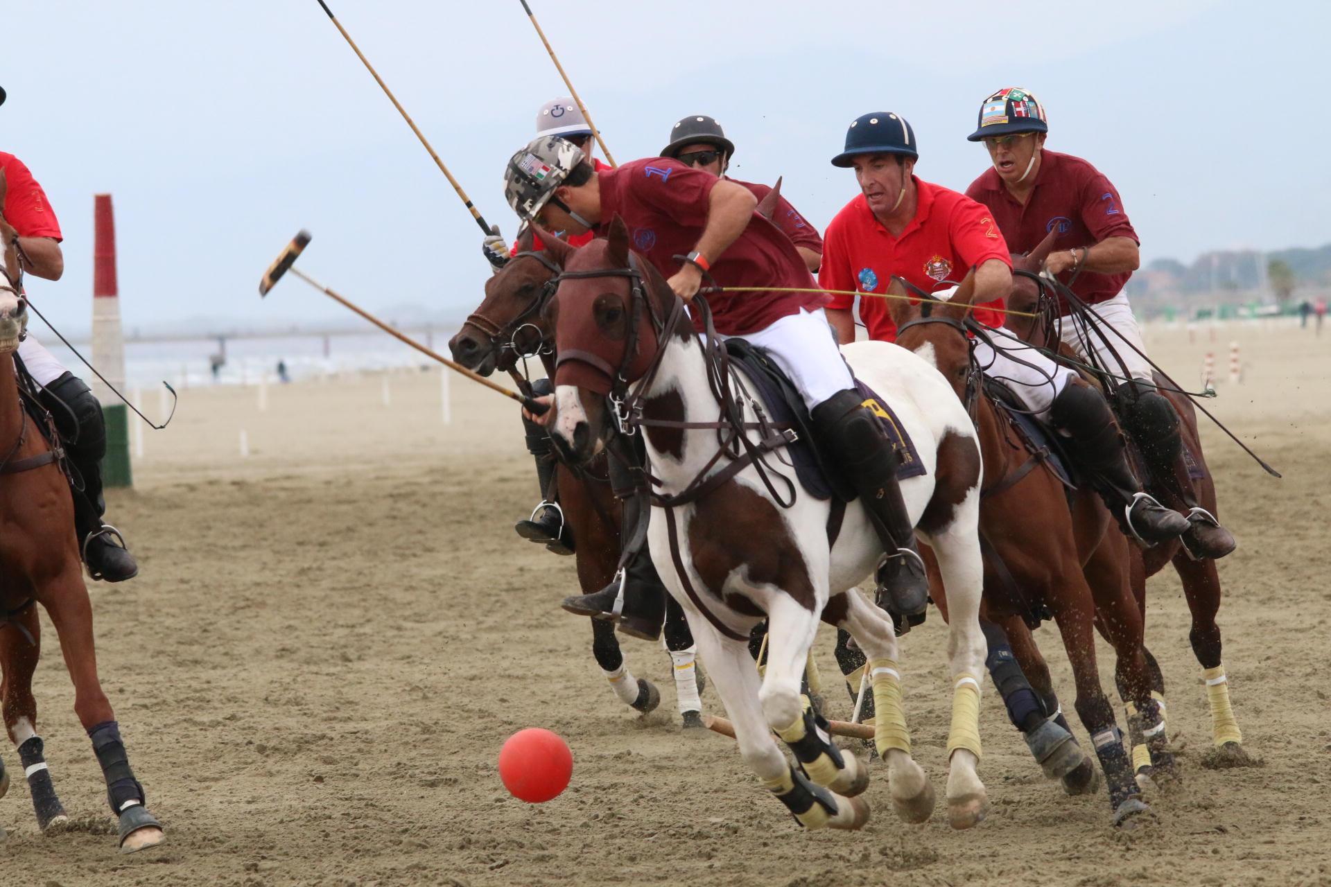 Una gara della Viareggio POlo Beach Cup Versilia Tuscany