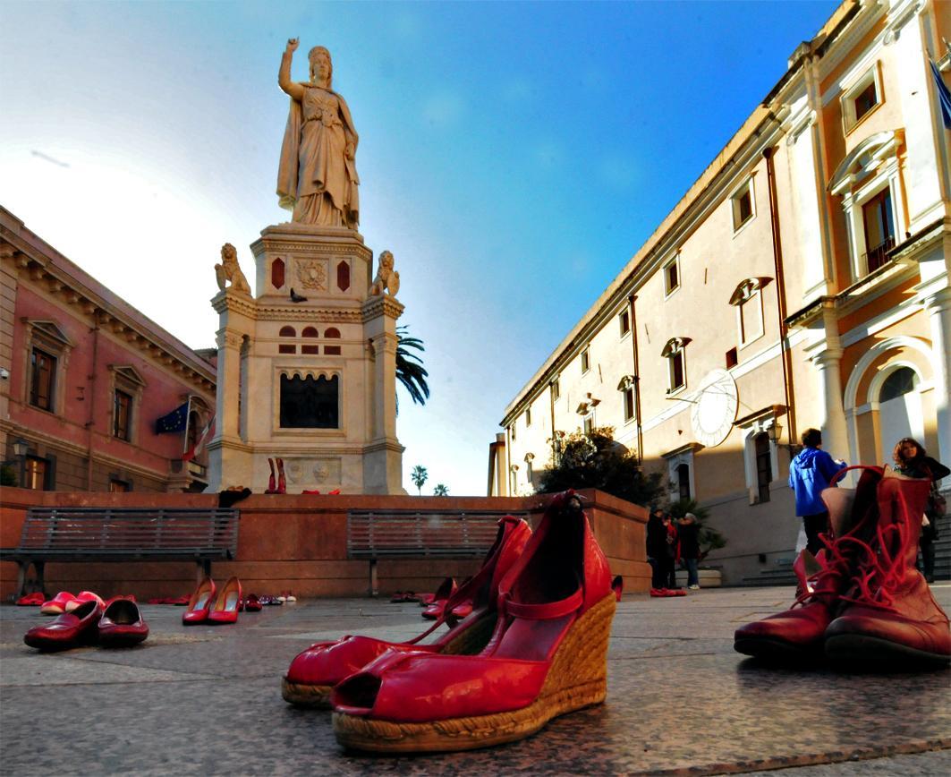 Scarpe rosse contro la violenza sulle donne in piazza Eleonora