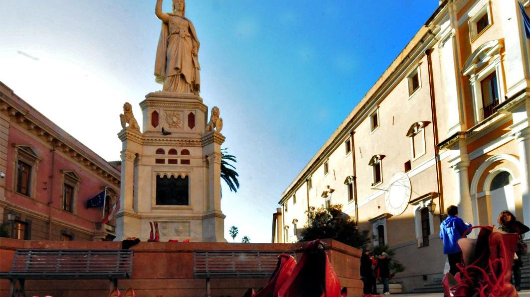 Scarpe rosse contro la violenza sulle donne in piazza Eleonora