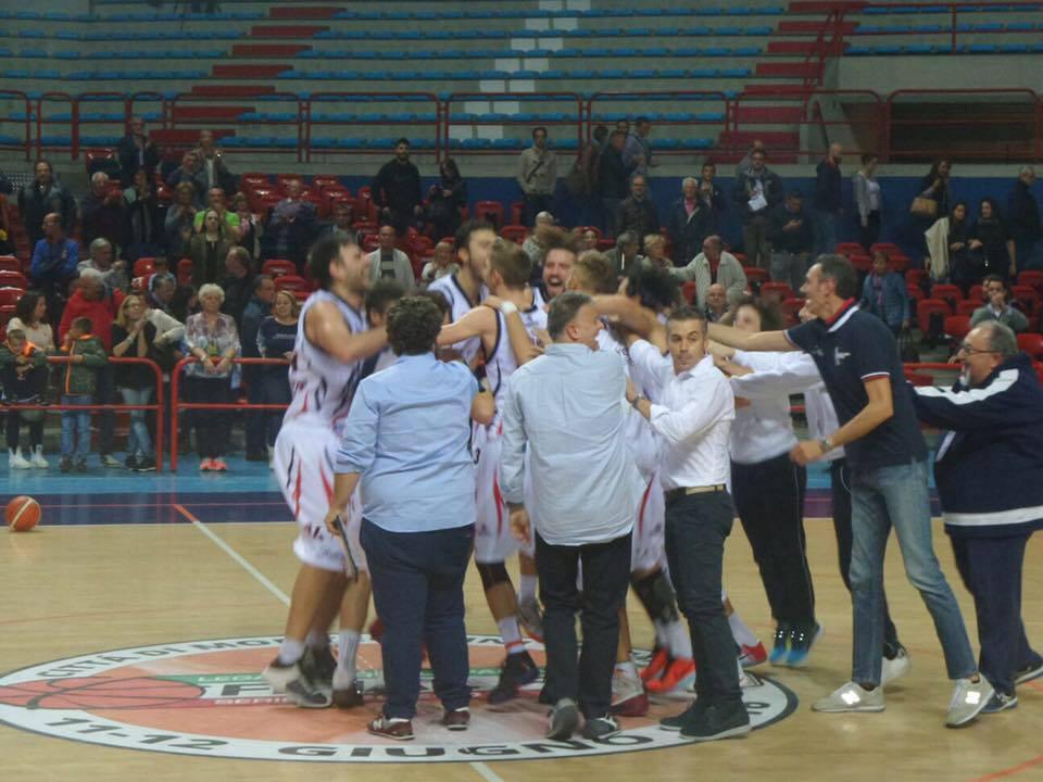 L'esultanza del Montecatini basket al termine della gara vinta contro Virtus Siena