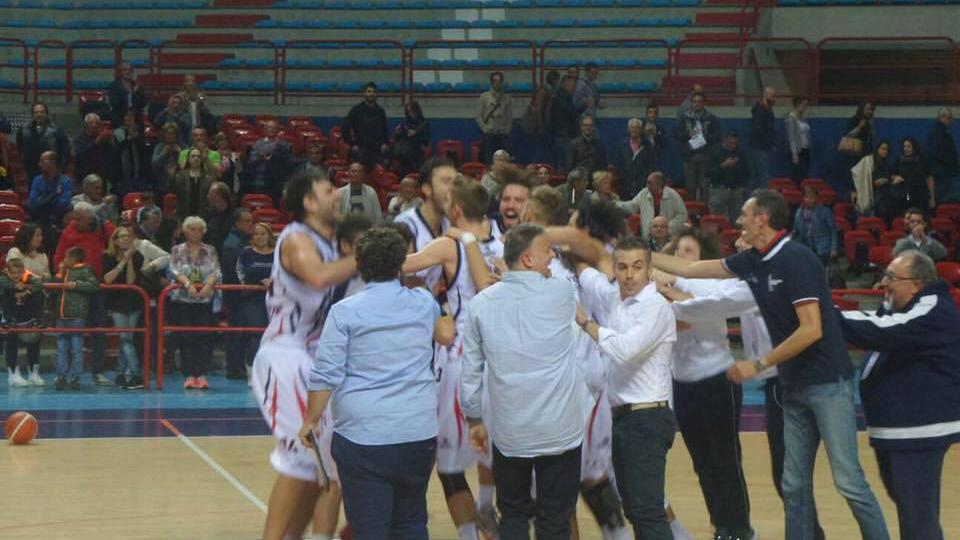 L'esultanza del Montecatini basket al termine della gara vinta contro Virtus Siena