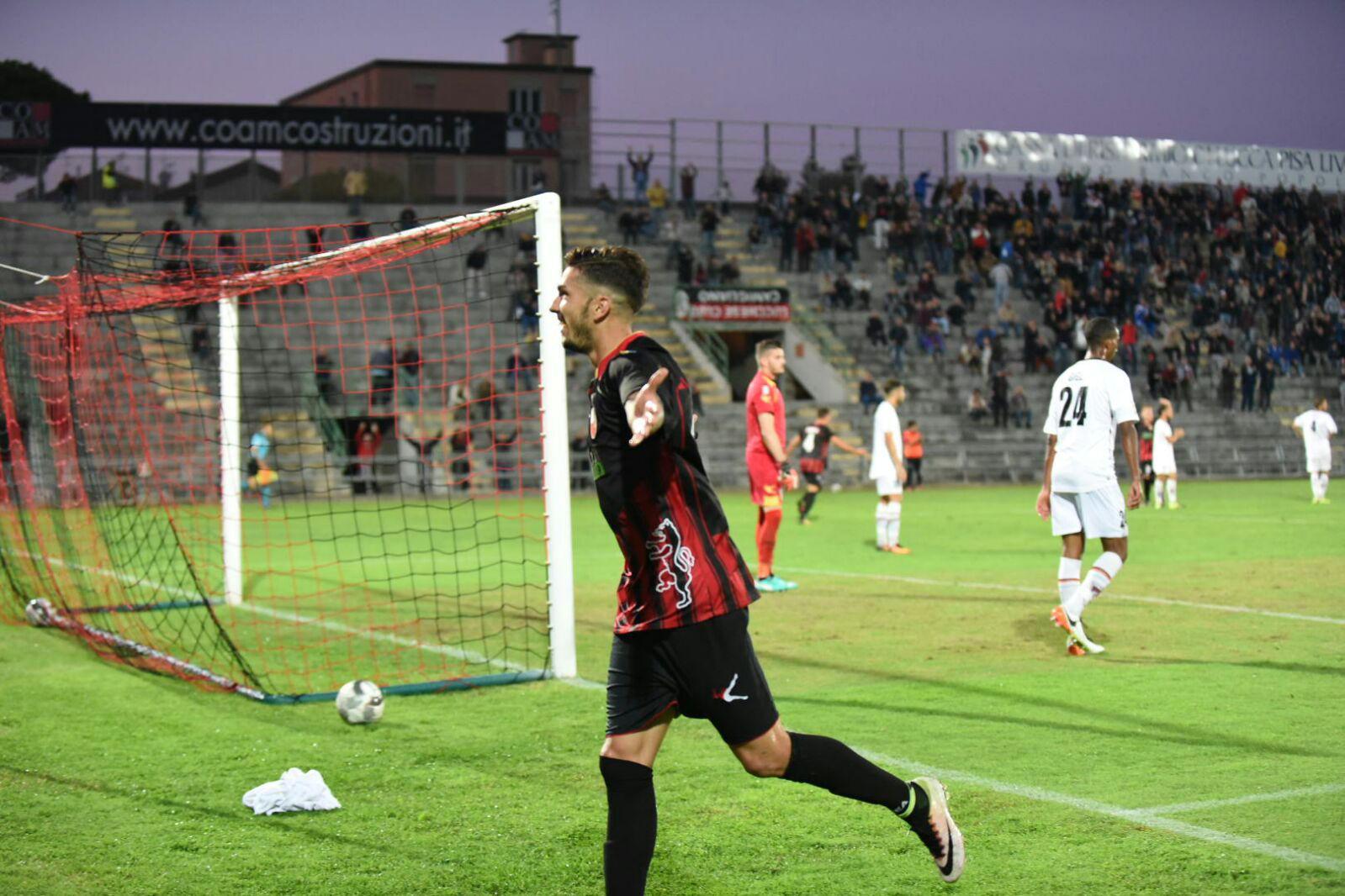 Forte festeggia dopo il gol del 3-0