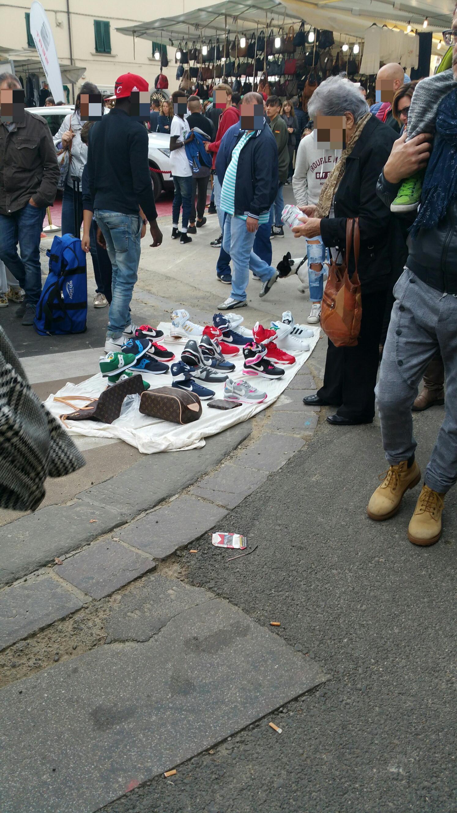 Venditore abusivo nel centro della città in occasione di Empolissima