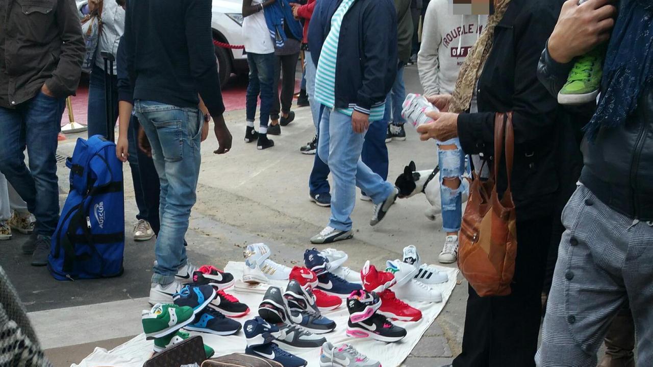 Venditore abusivo nel centro della città in occasione di Empolissima