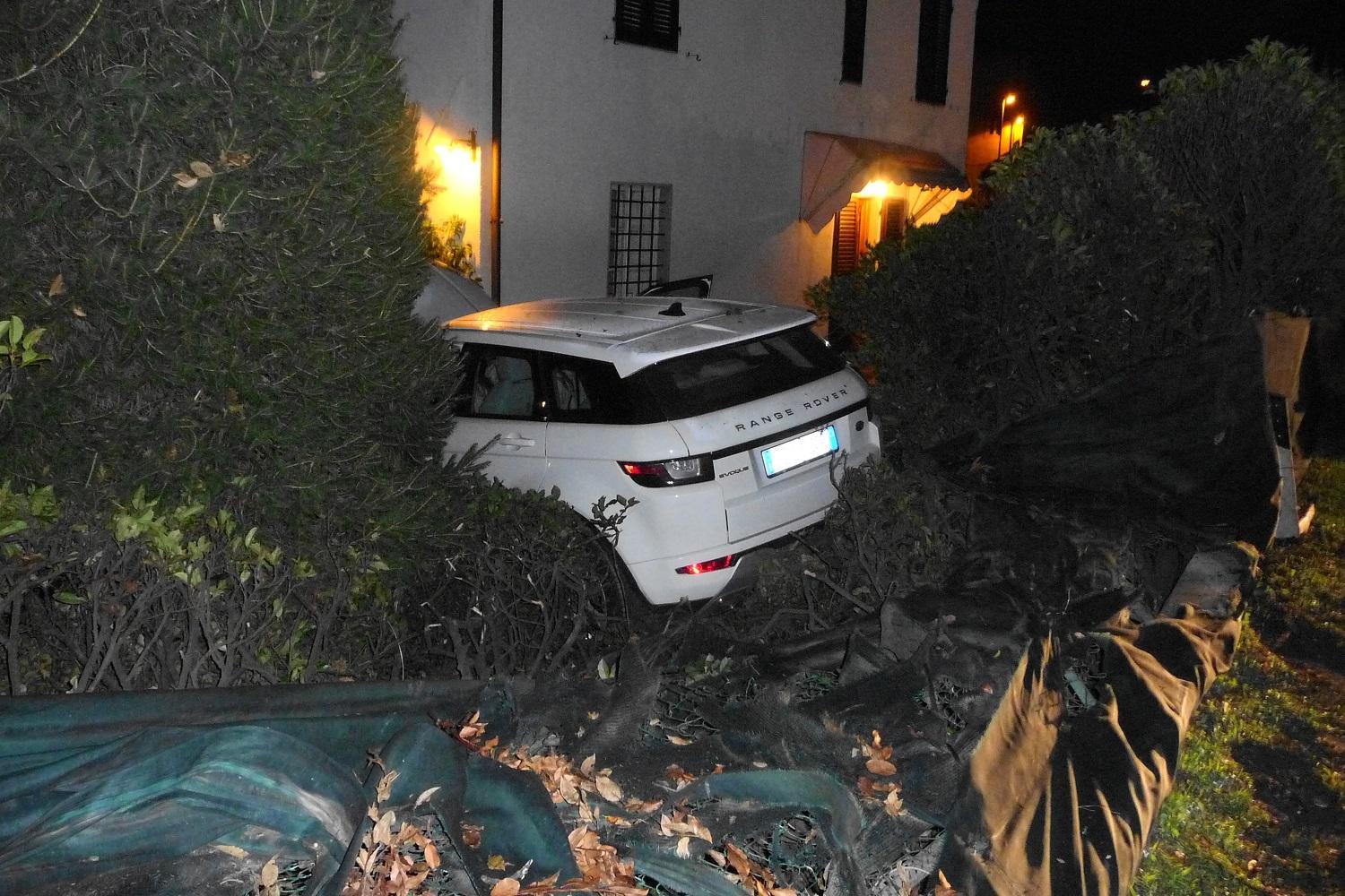 La Range Rover "volata" nel giardino (Foto Giovanni Del Bianco)