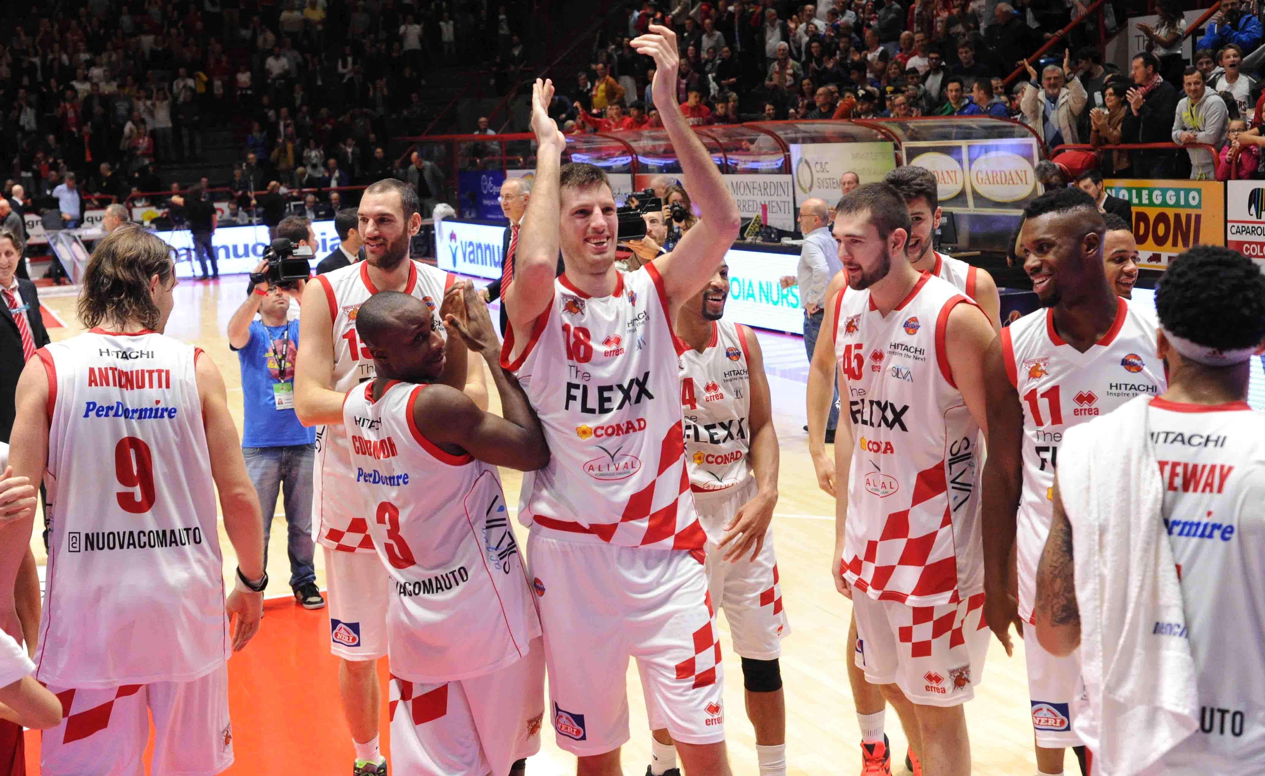 La gioia biancorossa: è la prima vittoria in campionato