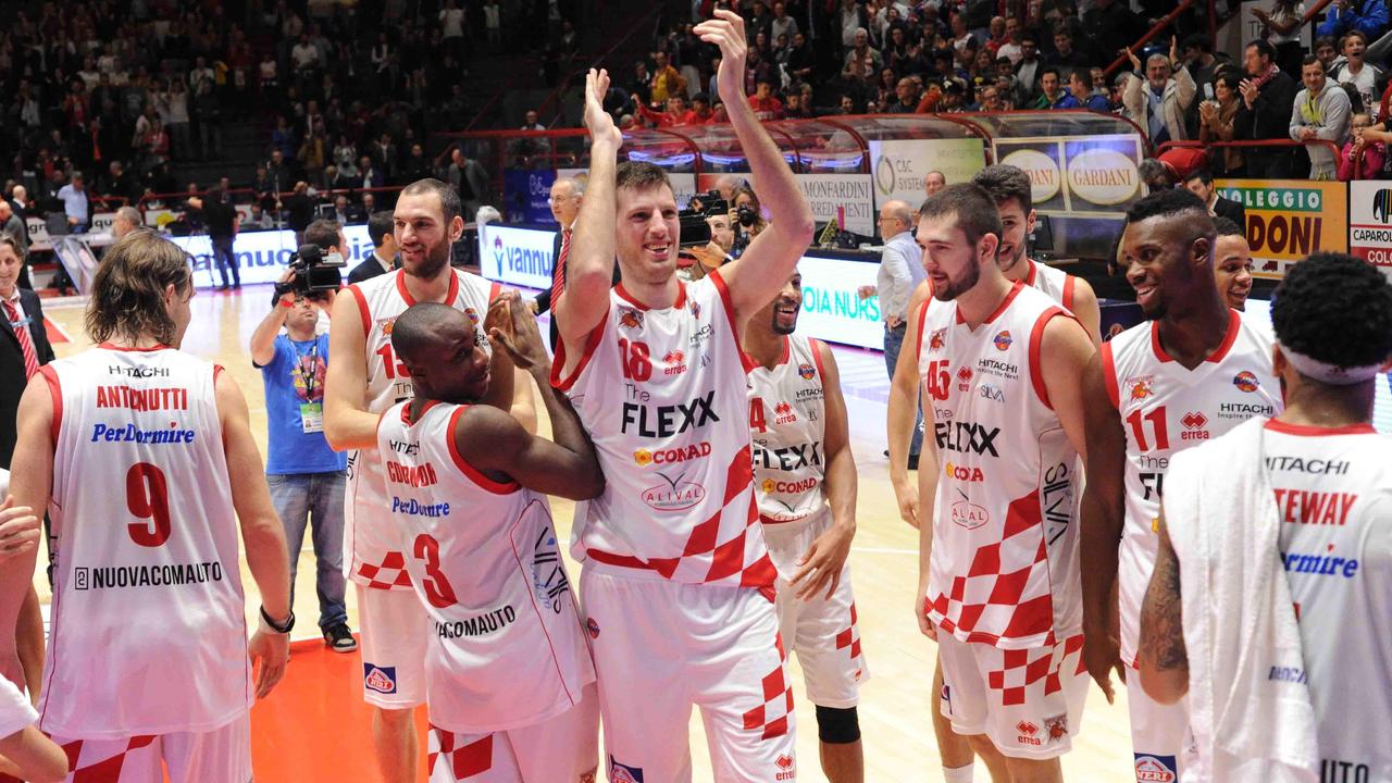 La gioia biancorossa: è la prima vittoria in campionato