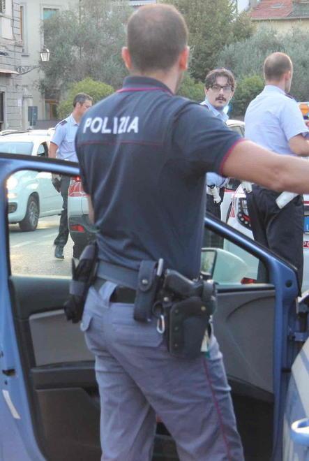 Picchia la convivente e danneggia un bar