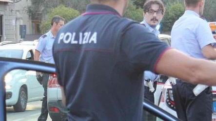Picchia la convivente e danneggia un bar