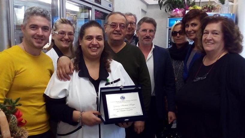 Targa della Cna alla gelateria Santini: «È un esempio»