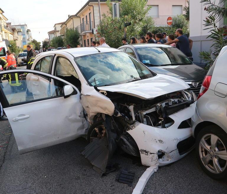 Schianto all’incrocio: in cinque all’ospedale 