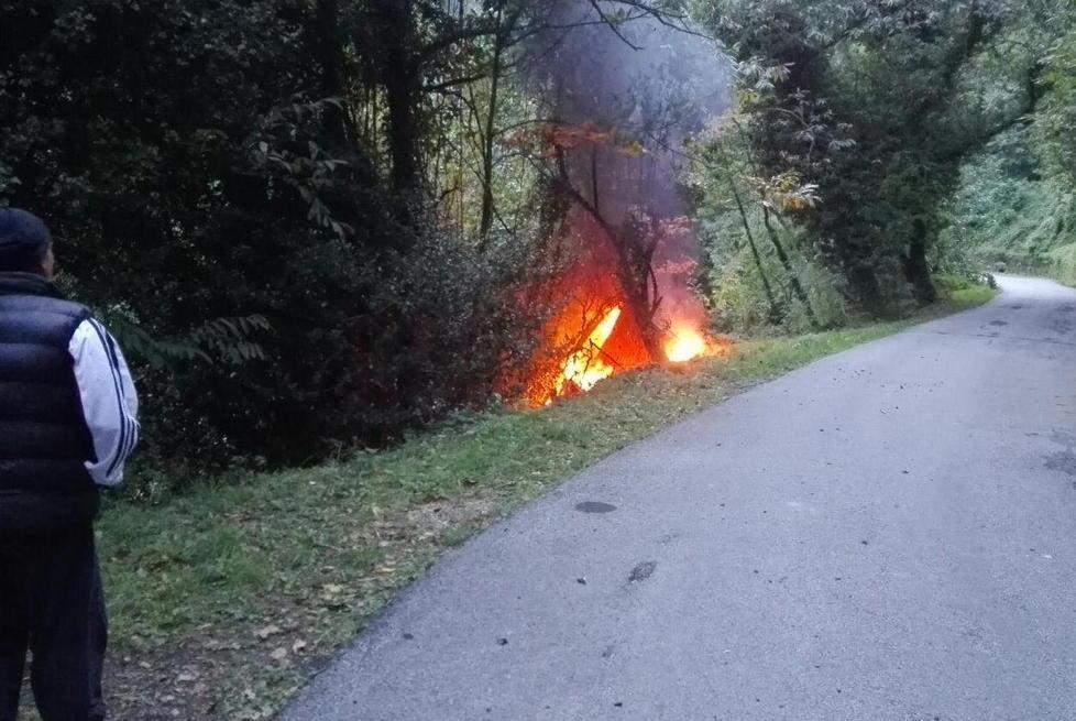 Ape prende fuoco, ustionato il conducente