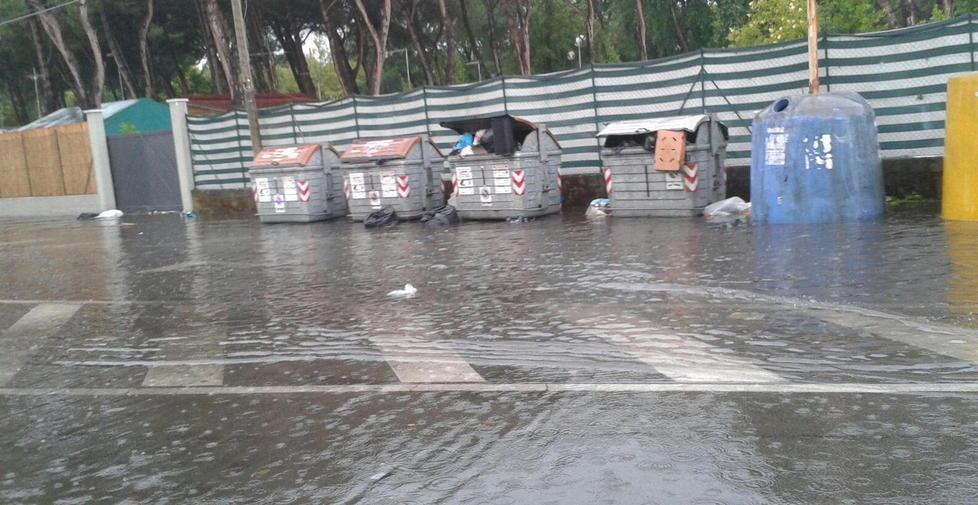 Cumuli di rifiuti nel Lavello e strade allagate a Partaccia 
