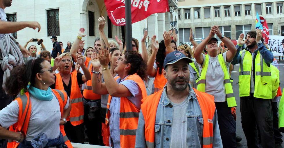 Stop agli straordinari e sciopero, spazzini di nuovo in agitazione 
