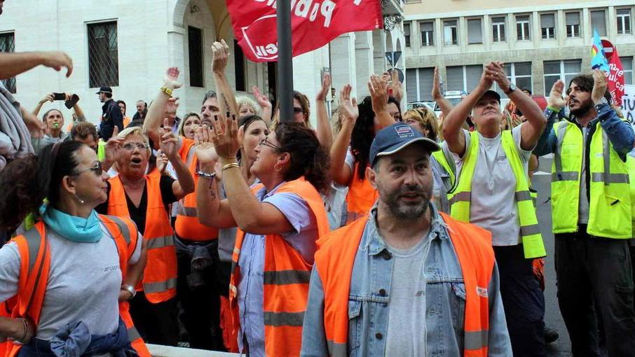 Stop agli straordinari e sciopero, spazzini di nuovo in agitazione