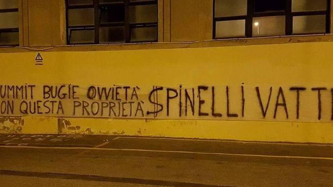 Striscioni contro Spinelli