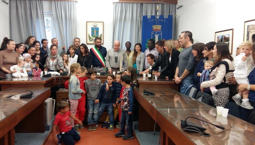 Bimbi in festa per il saluto al pediatra dal cuore d’oro 
