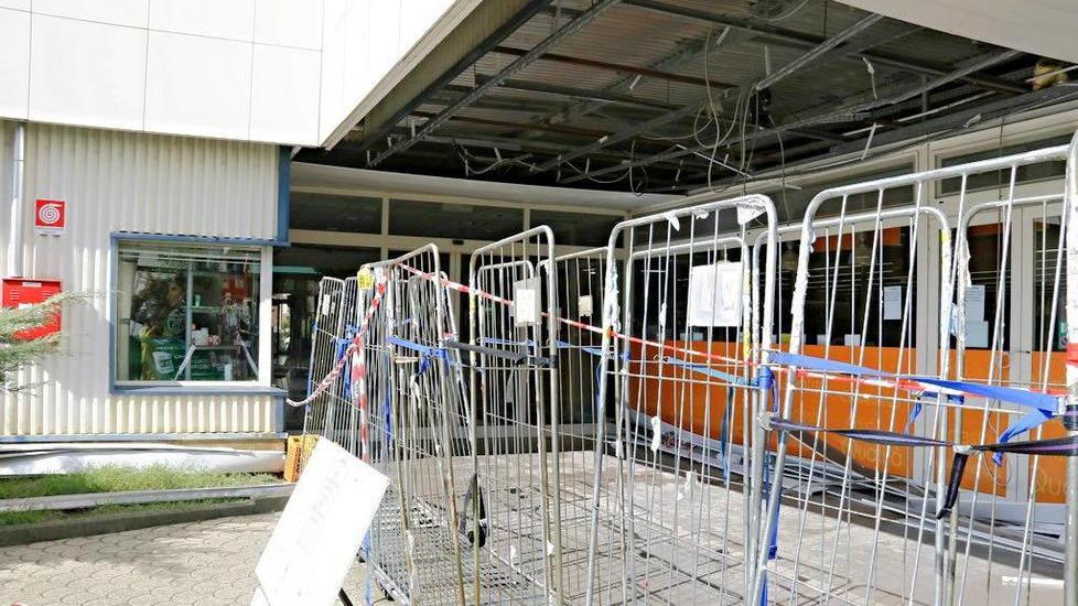 Stagno: paura per il crollo di una parte del soffitto al supermercato Conad