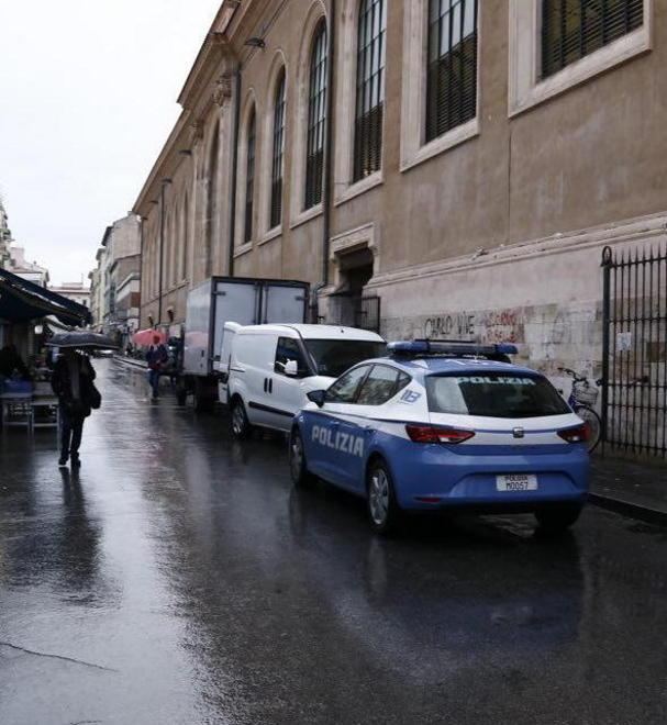 Rapina una donna al mercato, preso 