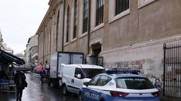 Rapina una donna al mercato, preso