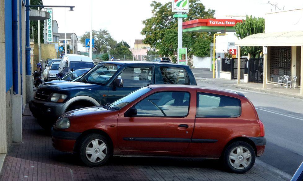 Invasione di auto sul marciapiede 