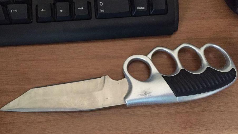 Sorpresa a un controllo con il coltello-tirapugni