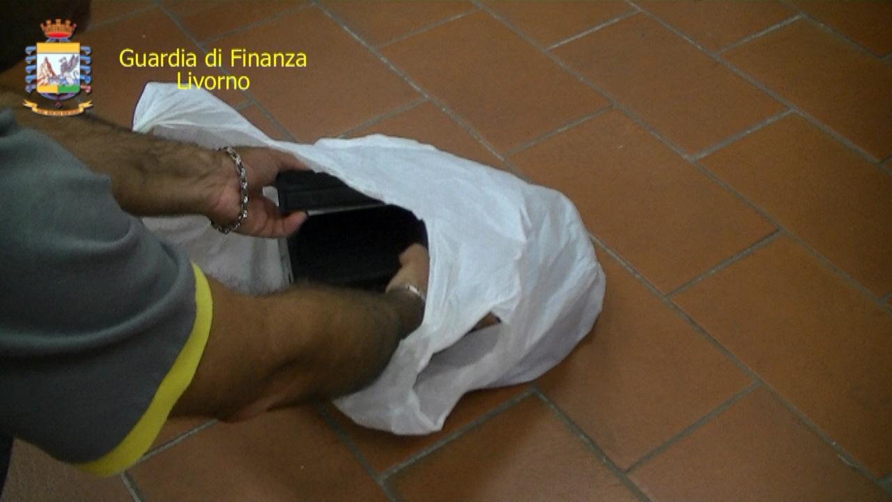 Ruba sulle auto parcheggiate in centro: arrestato dalla finanza