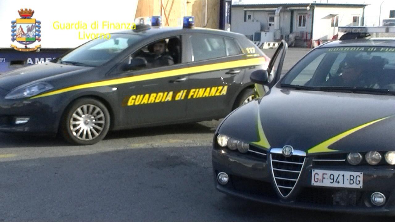 Ubriaco al volante in pieno giorno senza aver mai conseguito la patente 
