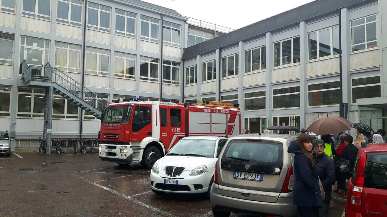I vigili del fuoco davanti all'istituto Barozzi, evacuato per una fuga di gas