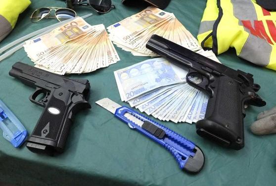 Il materiale sequestrato ai due condannati al momento dell'arresto il 31 maggio 2013
