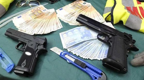 Il materiale sequestrato ai due condannati al momento dell'arresto il 31 maggio 2013
