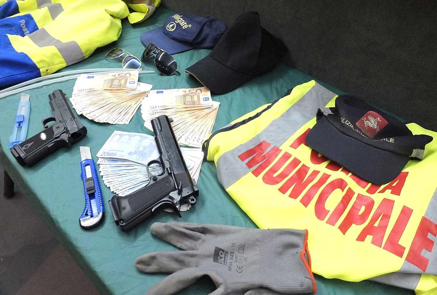Il materiale sequestrato ai due muratori all'epoca dell'arresto dei carabinieri