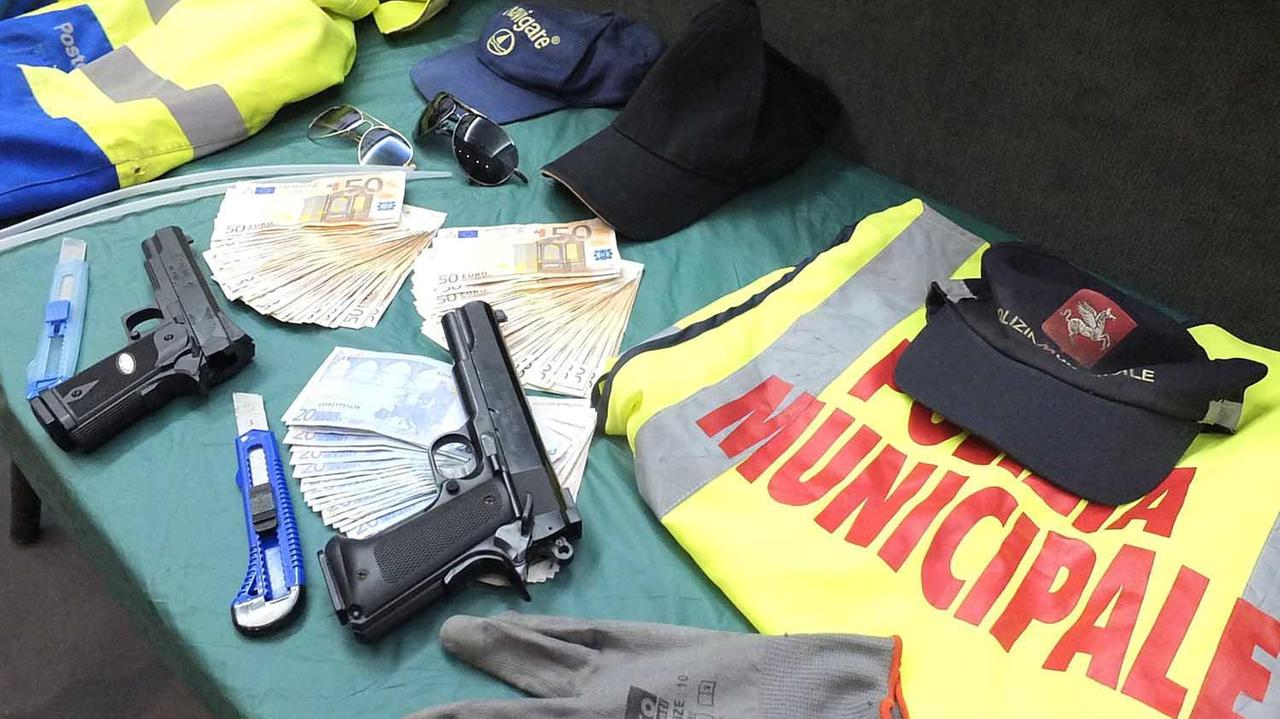 Il materiale sequestrato ai due muratori all'epoca dell'arresto dei carabinieri