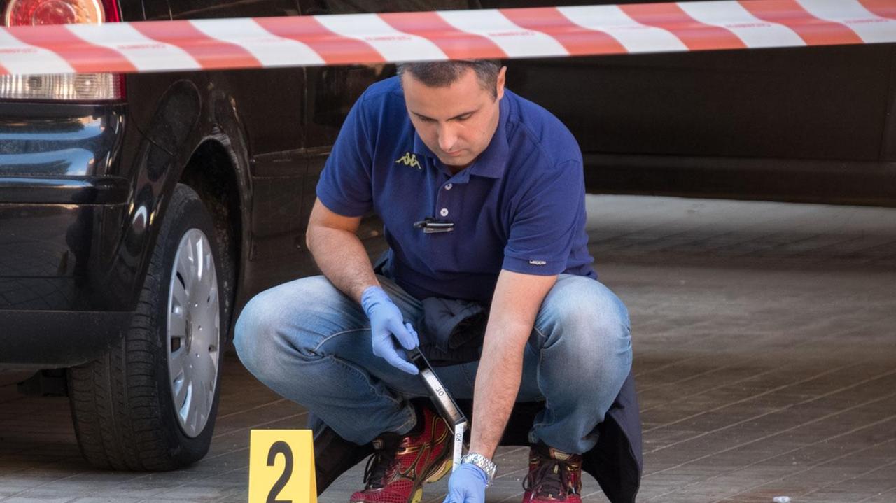 I rilievi per l'omicidio in via Pertusola (foto Mario Rosas)