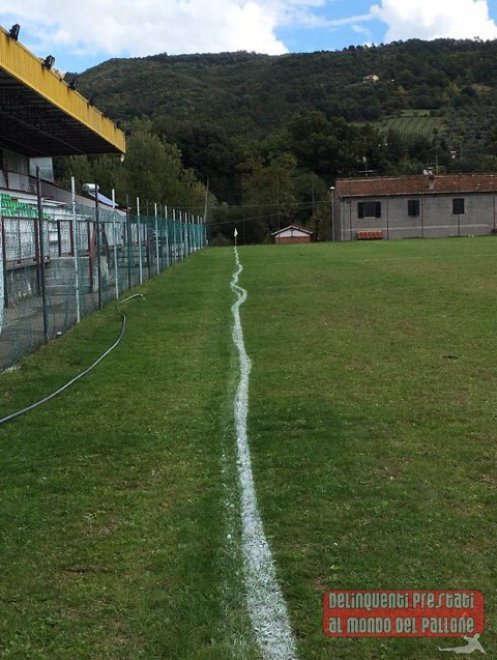 La foto delle linee laterali del campo del Deportivo Capolona pubblicata sulla pagina Facebook di "Delinquenti prestati al mondo del calcio"