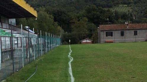 La foto delle linee laterali del campo del Deportivo Capolona pubblicata sulla pagina Facebook di "Delinquenti prestati al mondo del calcio"