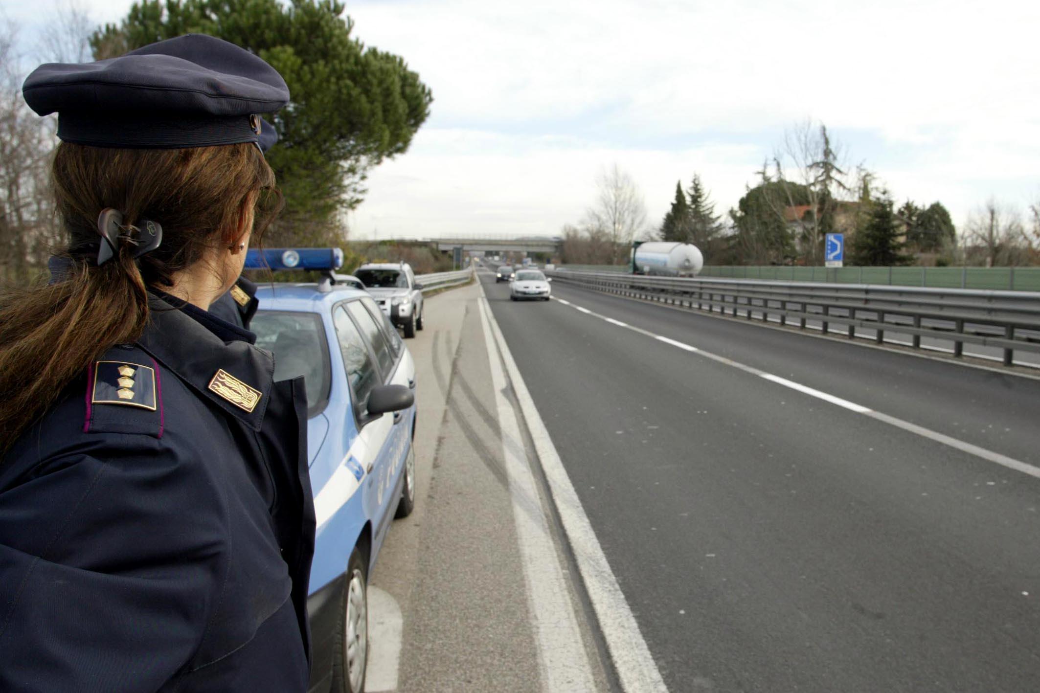 Una pattuglia della polizia stradale sulla Fi-Pi-Li (foto d'archivio)