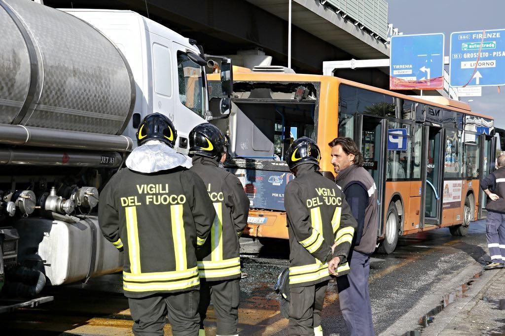 Il camion cisterna e il bus coinvolti nell'incidente (Marzi/Pentafoto)