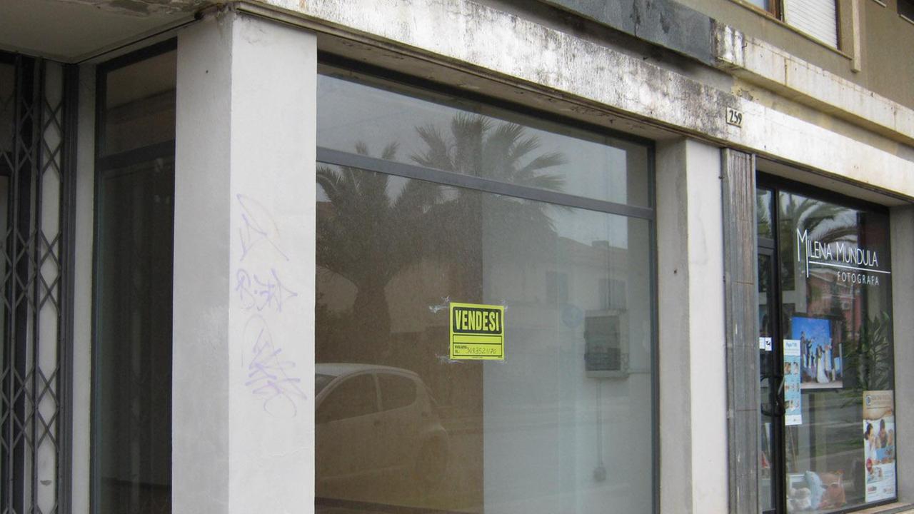 Confesercenti, in Sardegna chiudono due negozi al giorno