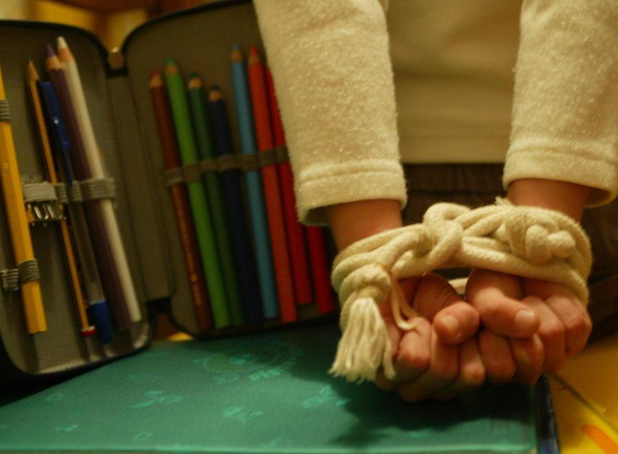 Accusa il padre di picchiarlo per giustificarsi con la maestra 
