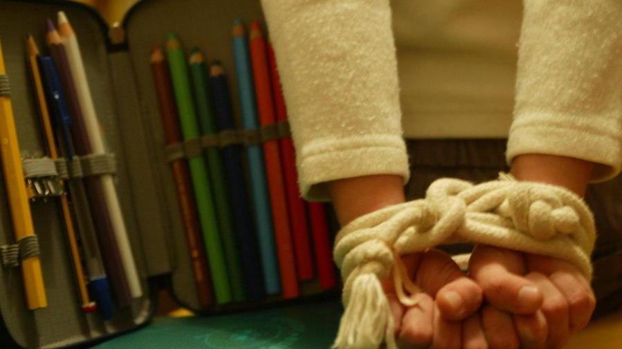 Accusa il padre di picchiarlo per giustificarsi con la maestra