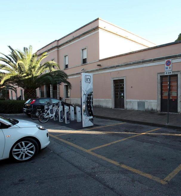 Gli stalli per le auto elettriche in piazza Gramsci disegnati un anno fa (Foto Nucci)