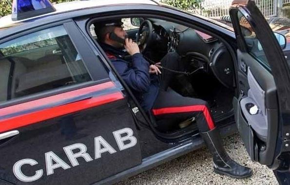 «Mi ha rotto lo specchietto» e chiedono soldi 